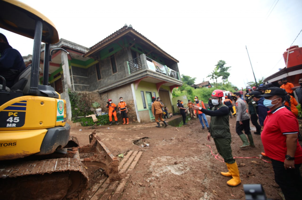 Ridwan Kamil Tinjau Lokasi Tanah Longsor di Sumedang