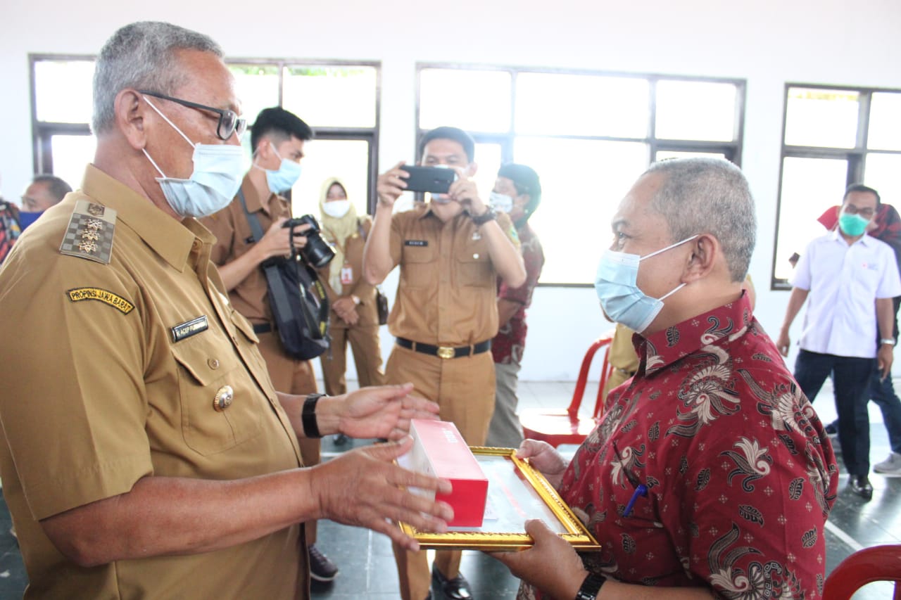 Bupati Berikan Penghargaan Kepada 8 Orang Pendonor Darah Sukarela Sebanyak 75 Kali