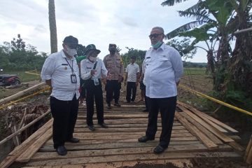 Bupati Acep Tinjau Lokasi Jembatan Ambruk di Desa Sukajaya, Kec. Cimahi