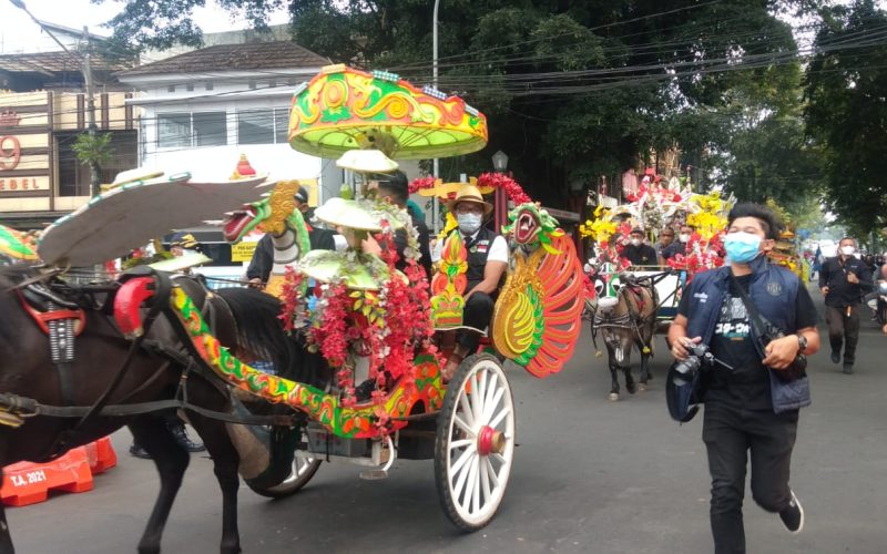 Tiba di Kuningan, Gubernur Ridwan Kamil Diarak Pakai Delman