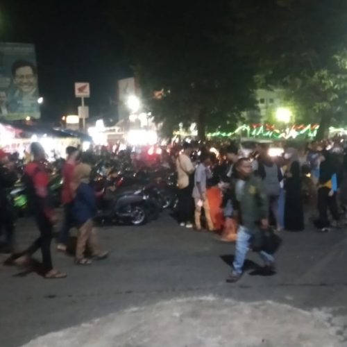 Malam Takbiran, Warga Padati Pasar Malam di Kertawangunan